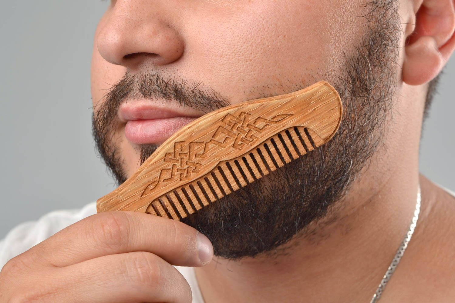 Peigne à barbe et moustache en bois de chêne avec motif taillé accessoire photo 5