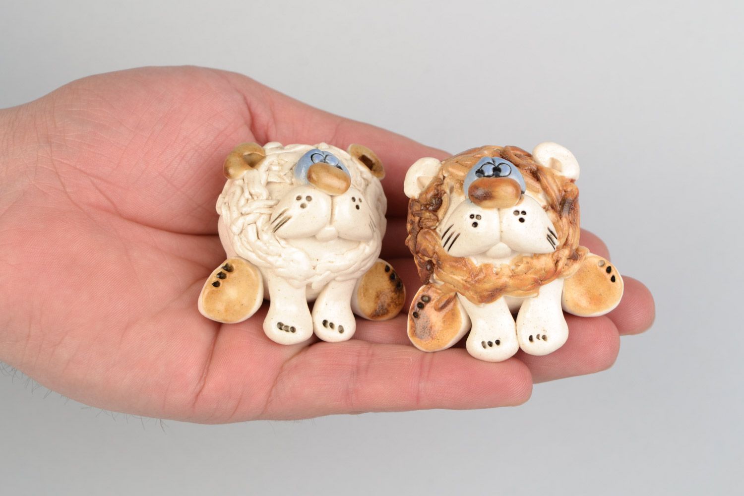 Set of 2 homemade miniature ceramic figurines of lions painted with glaze photo 2
