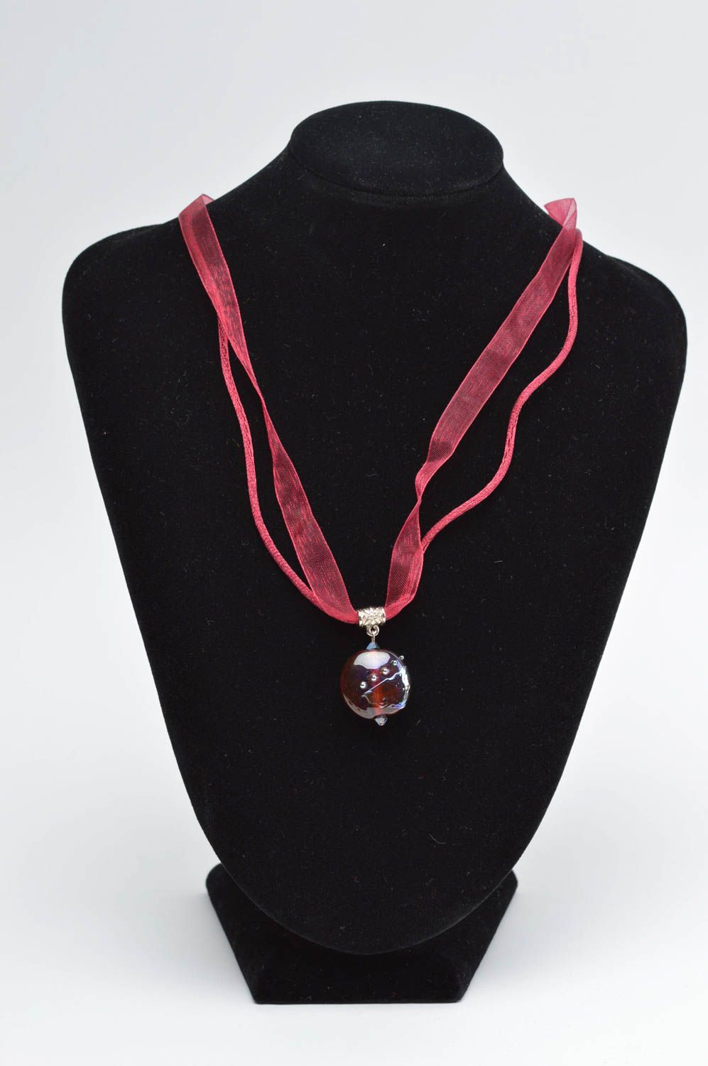 Кулон ручной работы украшение на шею стеклянный кулон лэмпворк бордовый фото 2