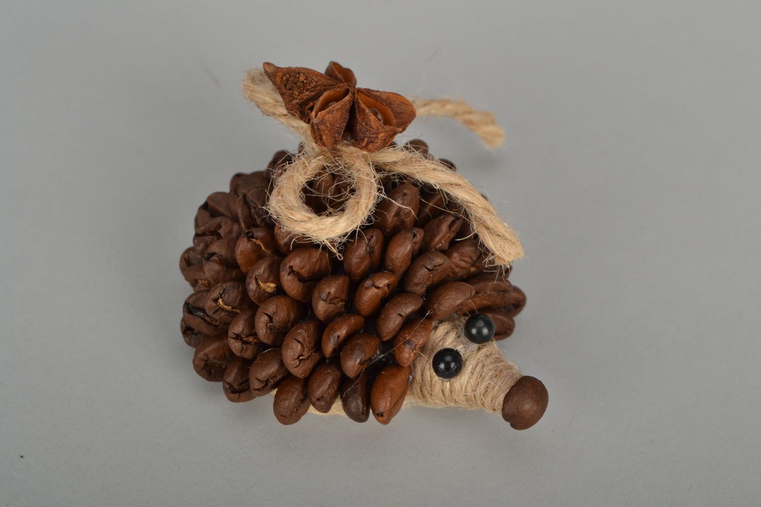 Figura artesanal de erizo de granos de café foto 3