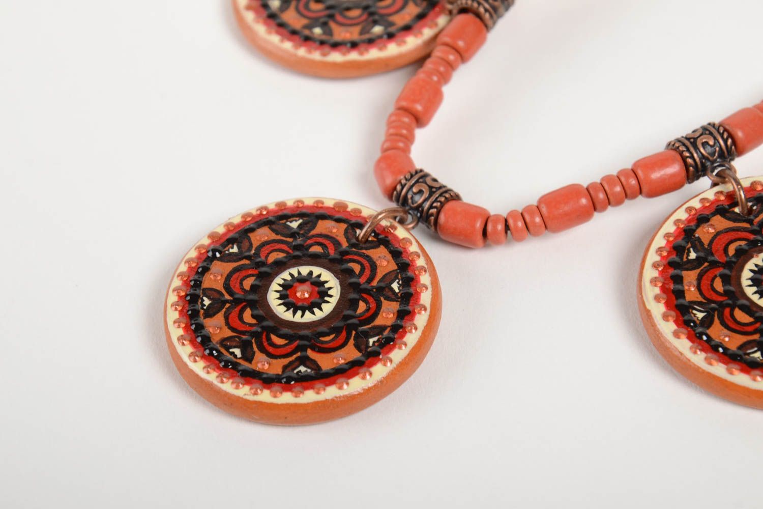 Колье из керамических бусин на цепочке с подвесками в этно стиле ручной работы фото 3