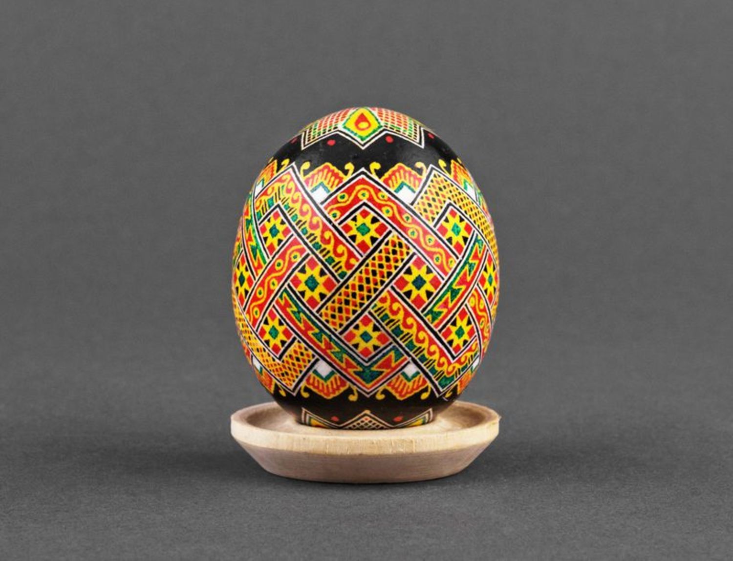 Pysanka da collezione dipinta a mano L'uovo decorativo con l'ornamento
 foto 2