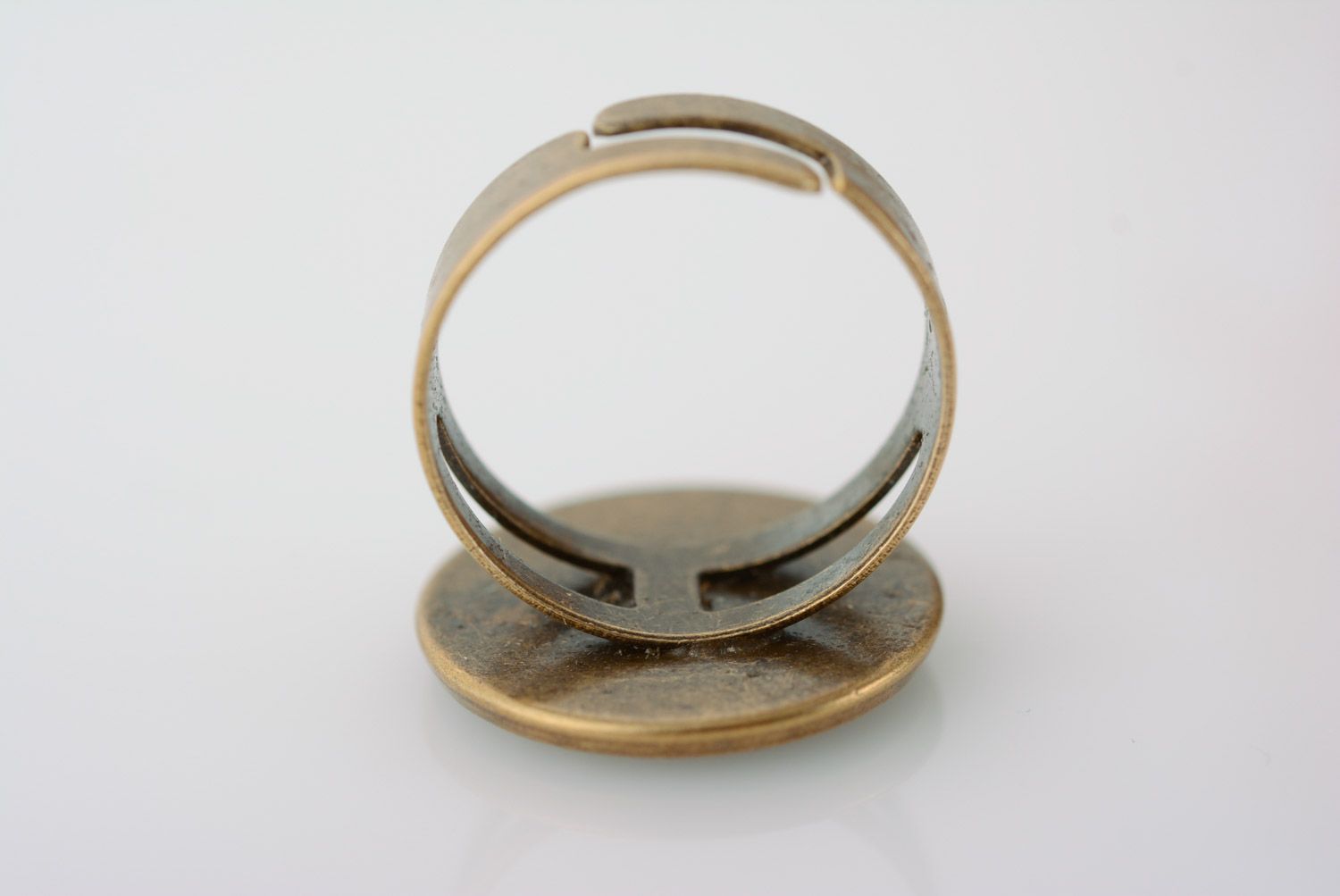 Круглое кольцо с цветком в эпоксидной смоле с регулируемым размером ручной работы фото 5