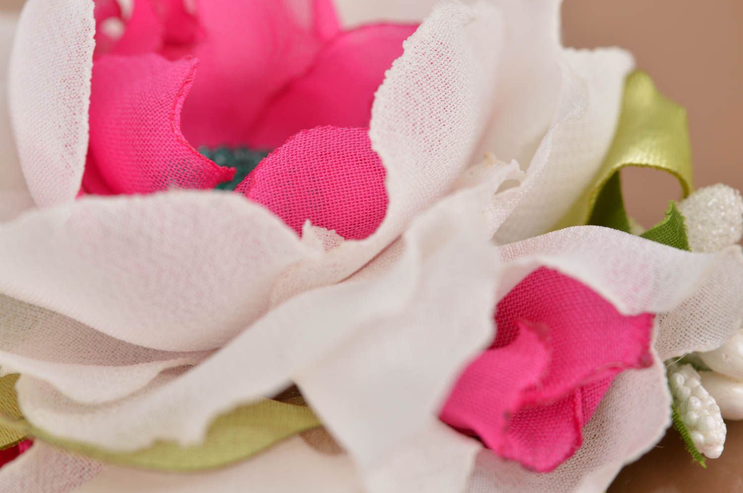 Broche grande fleur en mousseline de soie faite main blanc-rose design photo 4
