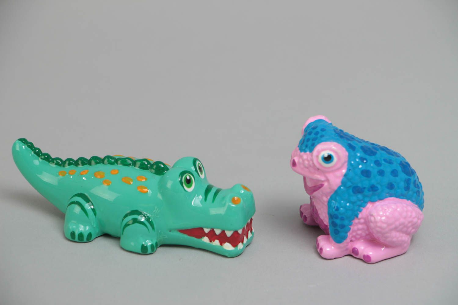 Комплект гипсовых статуэток расписанных акриловыми красками хенд мейд 2 шт крокодил и лягушка фото 2