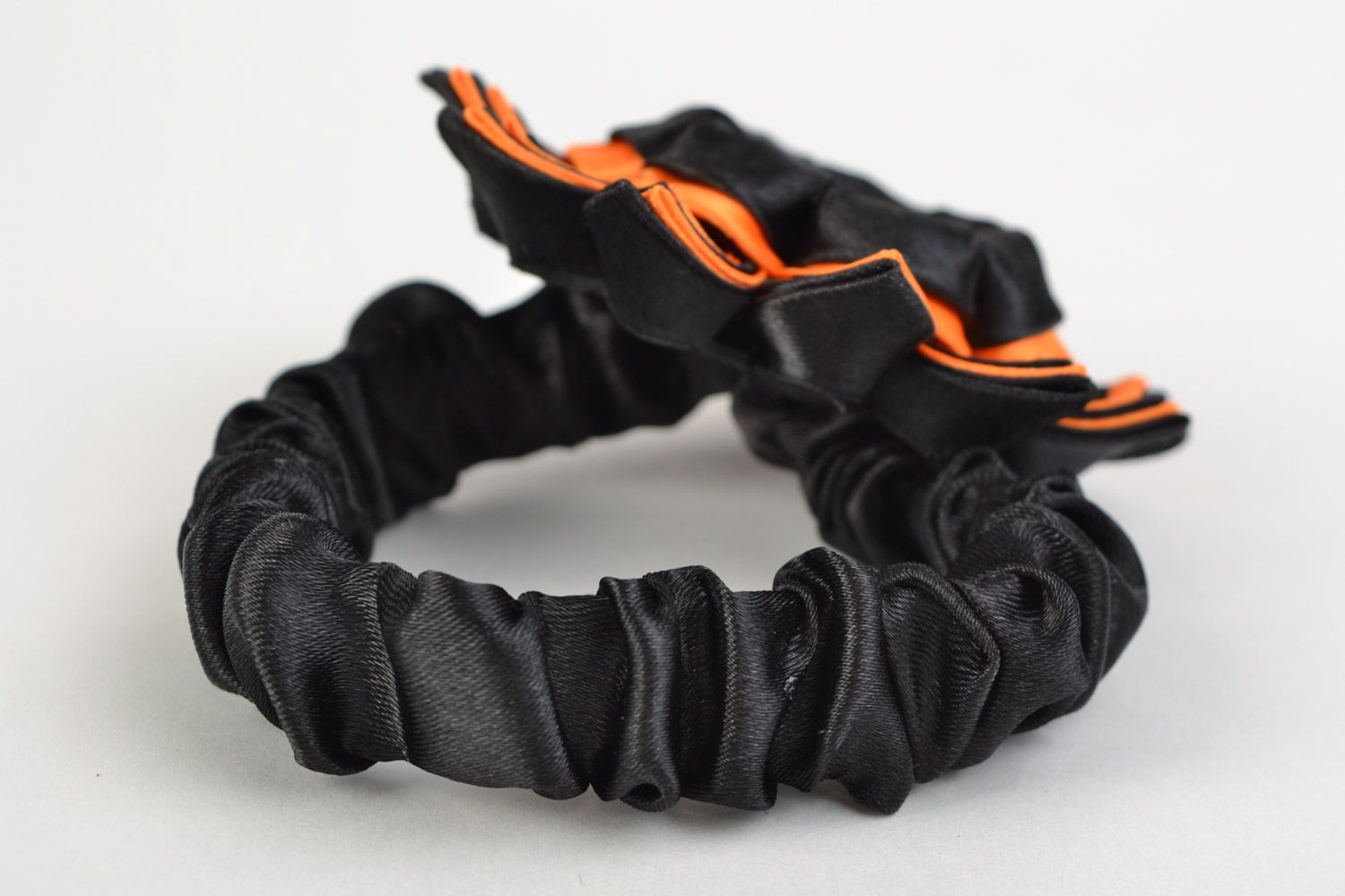 Резинка с цветком в технике канзаши черная с оранжевым крупная ручной работы фото 5