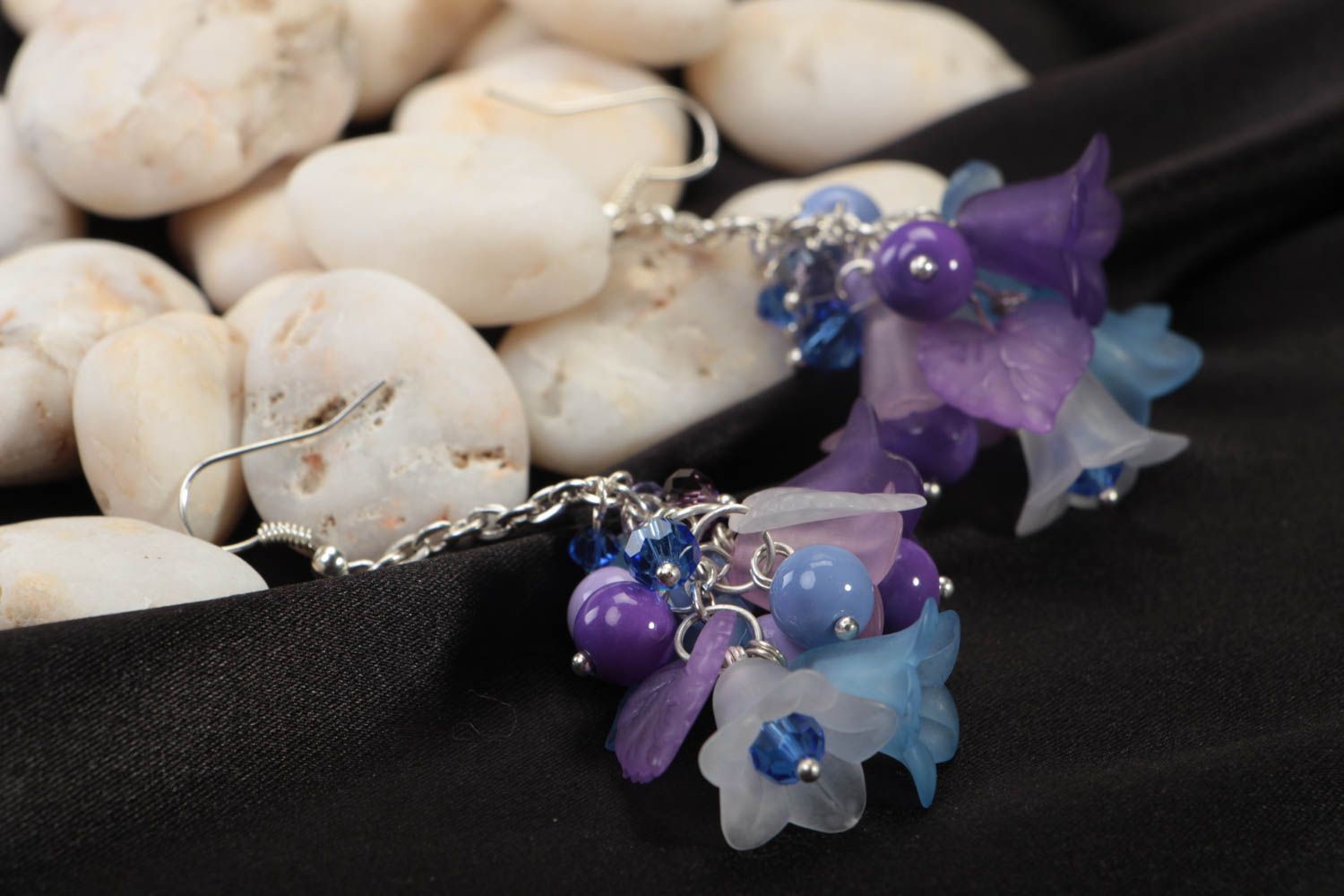 Violette handmade Ohrringe mit Blumen aus Acryl und Keramikperlen für Damen foto 1