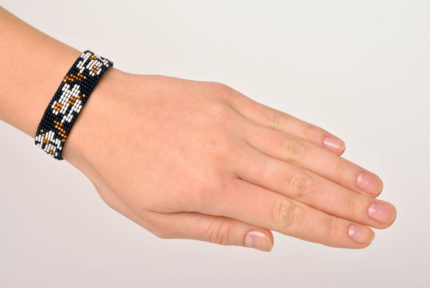Bracelet perles rocaille Bijou fait main large en noir Accessoire pour femme photo 2
