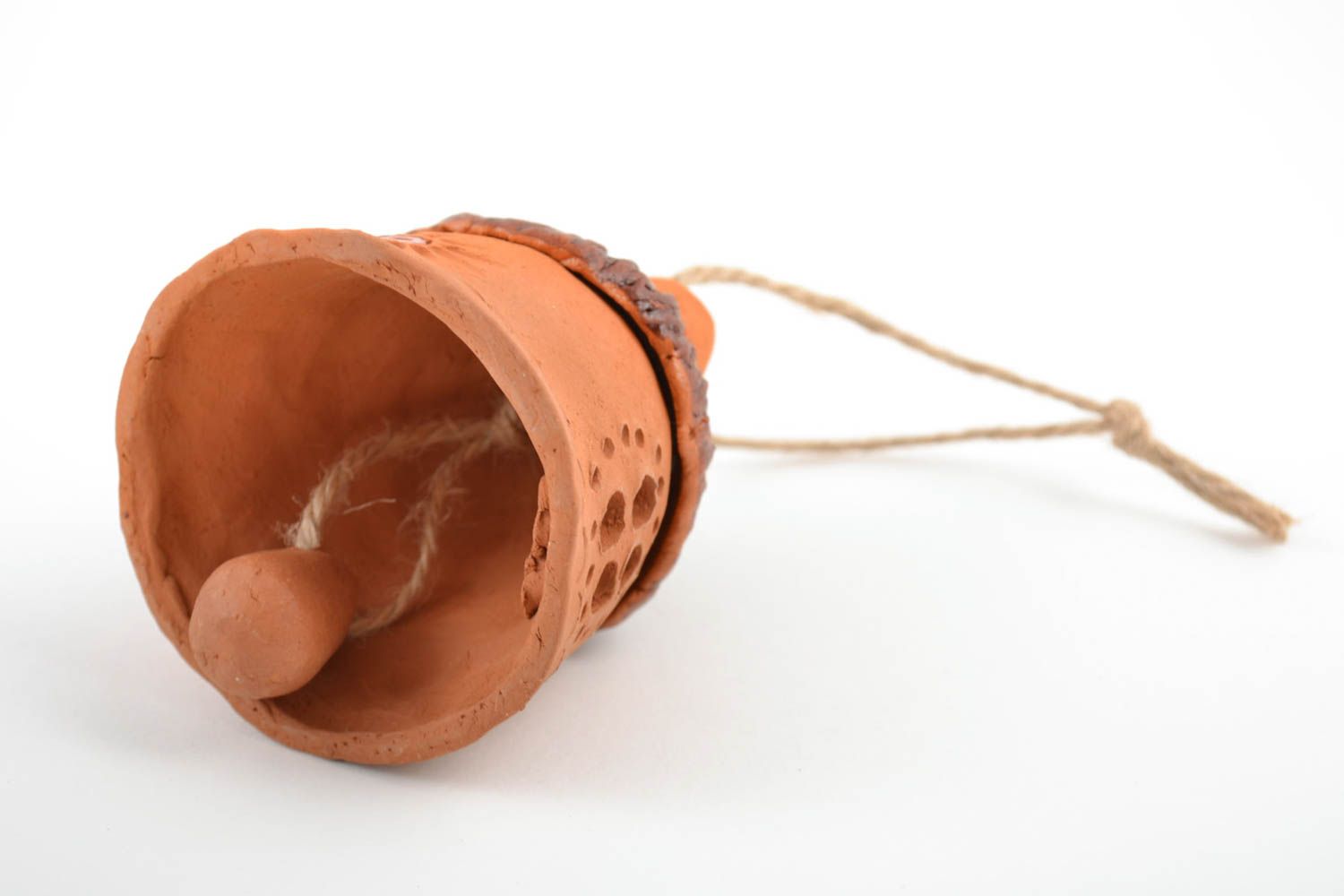 Campanilla cerámica artesanal bonita con forma de casita de color marrón foto 4