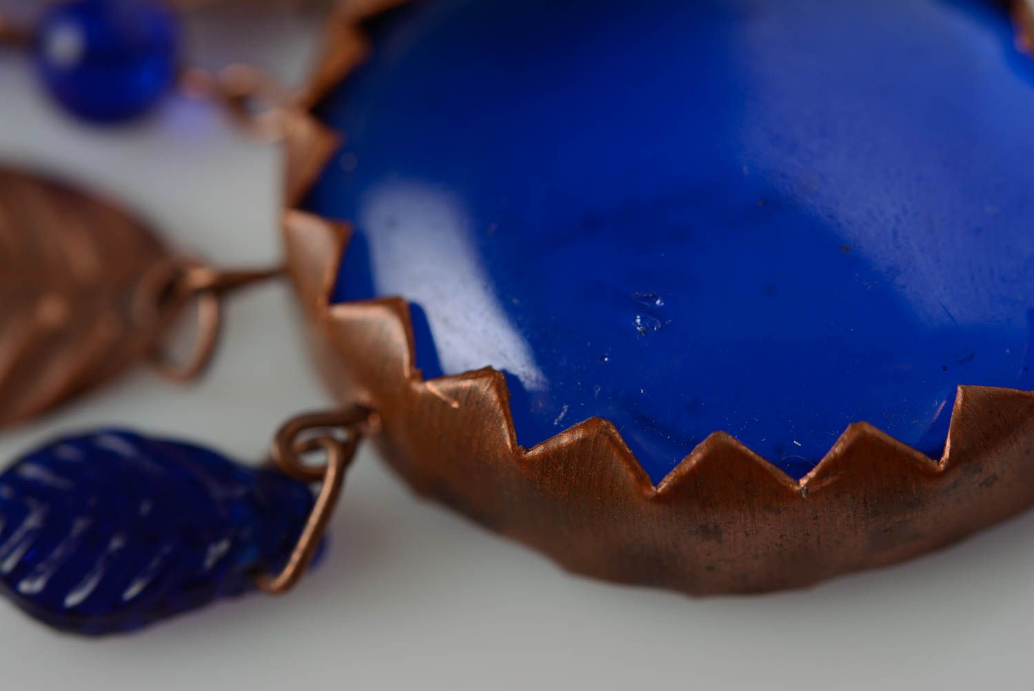 Colgante original de moda hecho a mano de cobre con cinta de raso azul largo foto 5