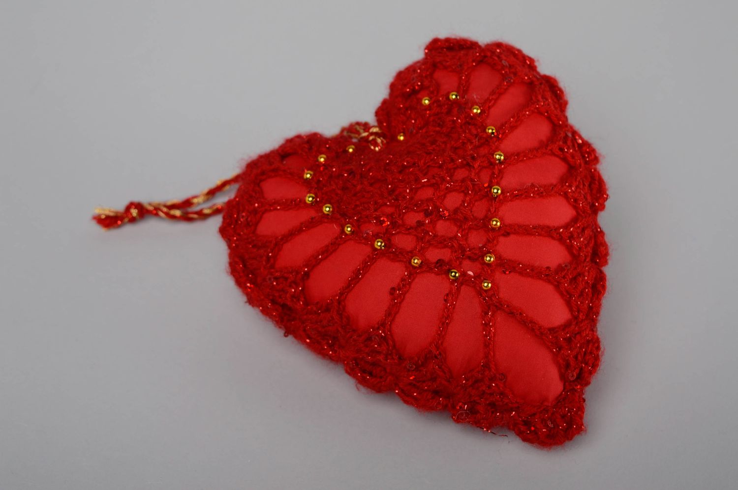Colgante artesanal hecho de hilos para interior Corazón rojo foto 2