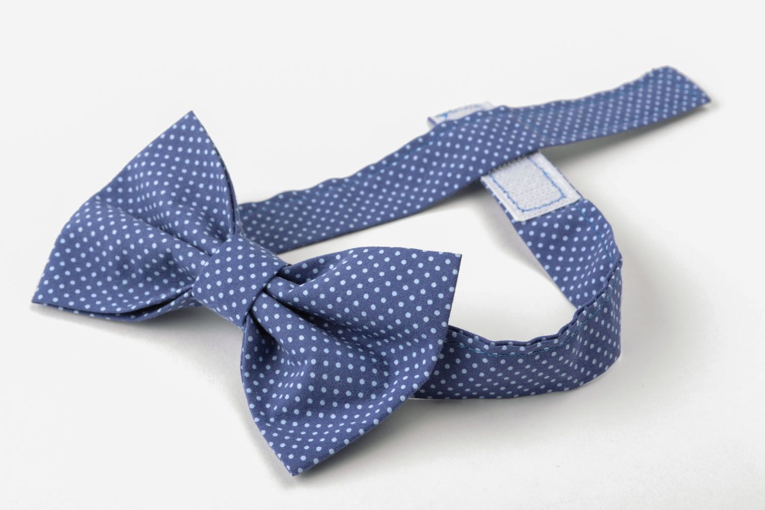 Bow tie with polka dots print photo 3