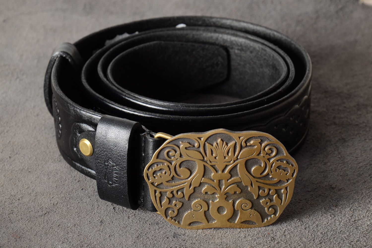 Handmade genuine leather belt with metal buckle and embossment in the shape of vignettes photo 1