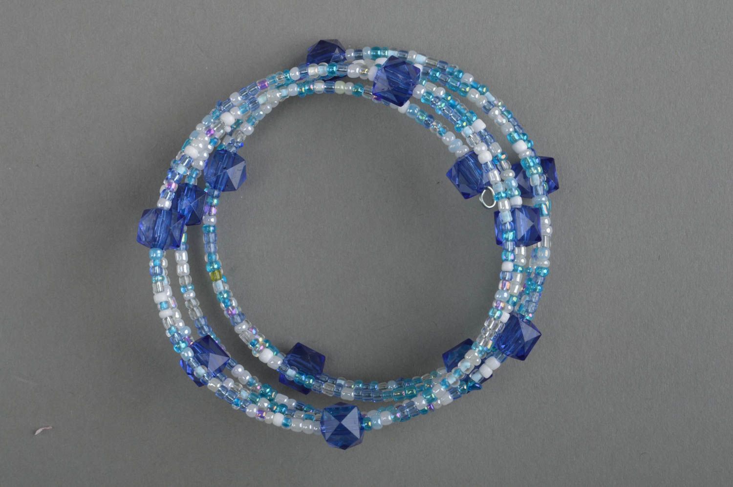 Bracelet en fil mémoire et perles de rocaille fait main bijou bleu original photo 2