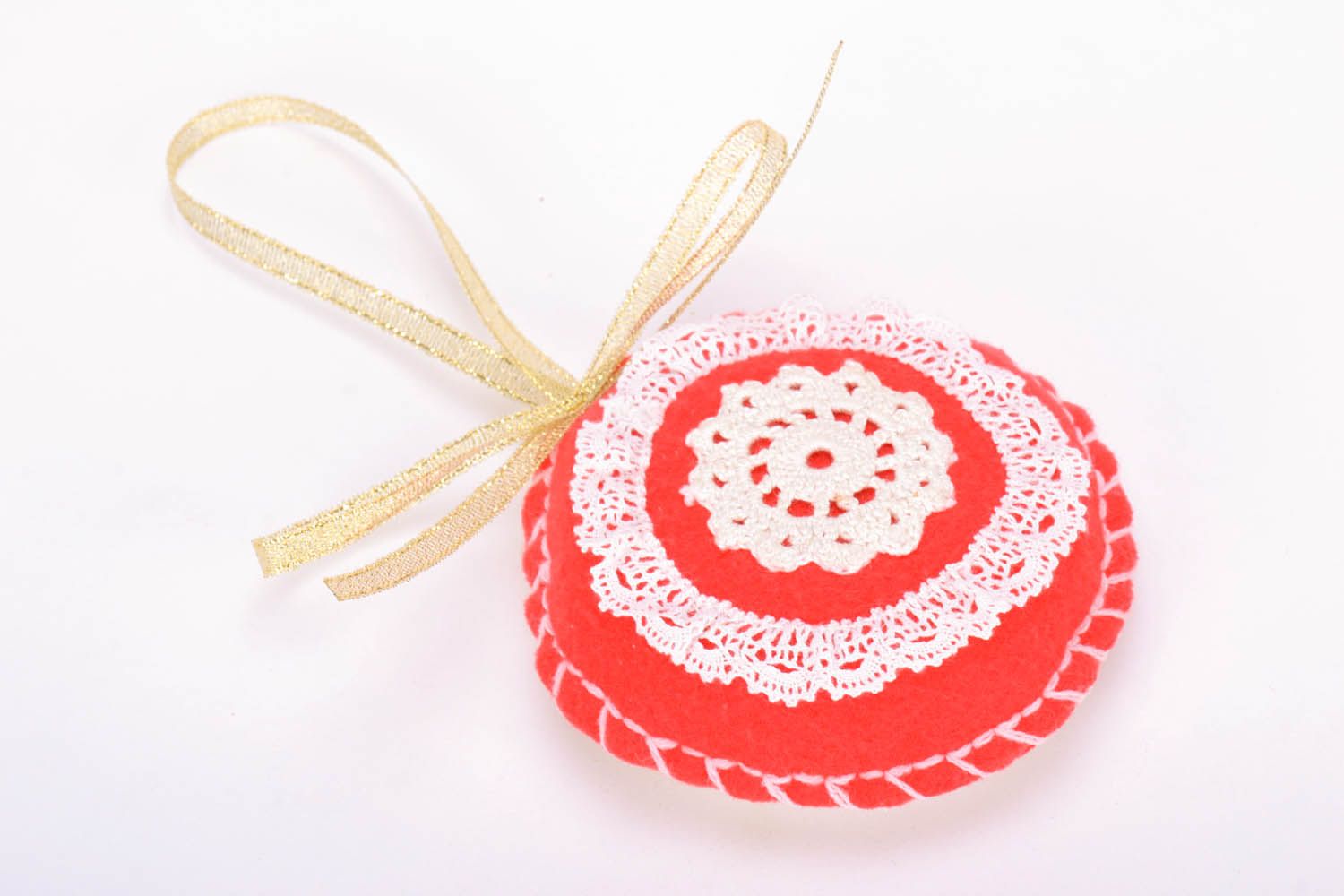 Brinquedo de Natal artesanal de cor vermelho e branco decorado com bordado à mão foto 2