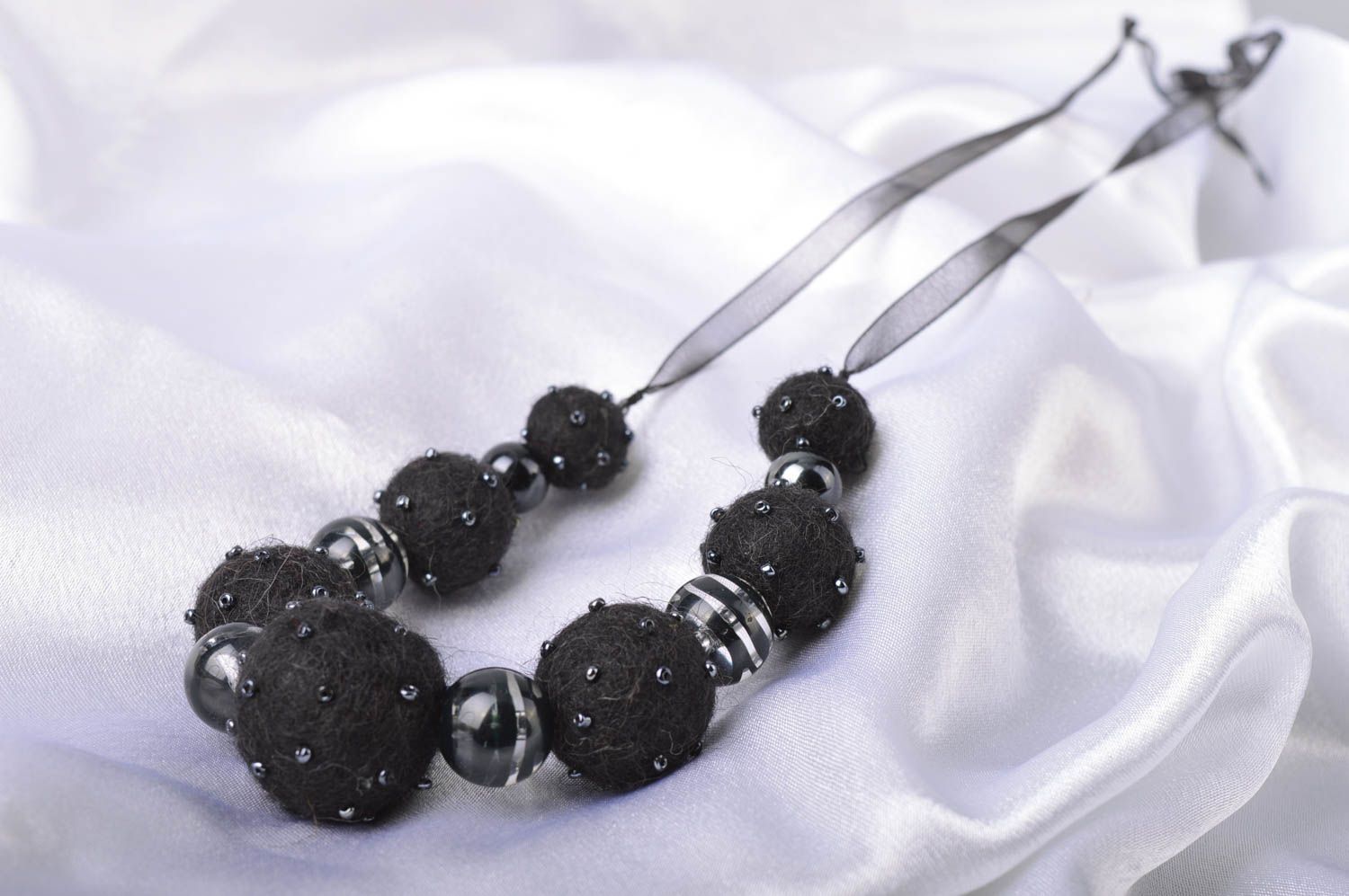 Collier boules noires laine feutrée ruban perles de rocaille fait main photo 1