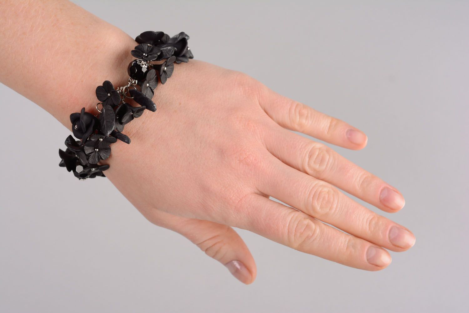Schwarzes Armband mit Blumen aus Polymerton foto 1