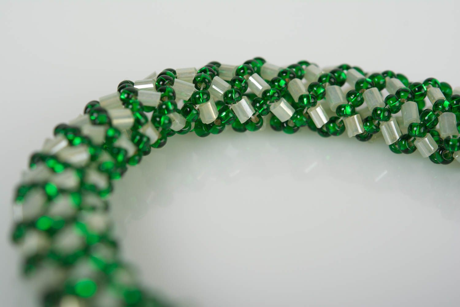 Бисерный браслет бело-зеленый ручной работы яркий женский оригинальный фото 2