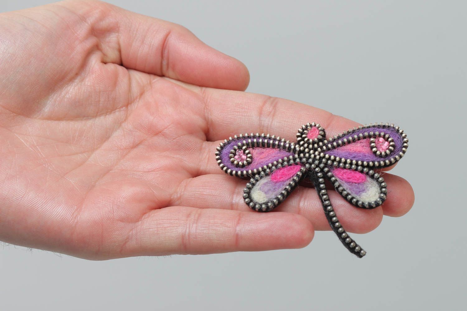 Handgemachte Brosche aus Reißverschluss mit Elementen aus Wolle in Filzen Technik Libelle foto 5
