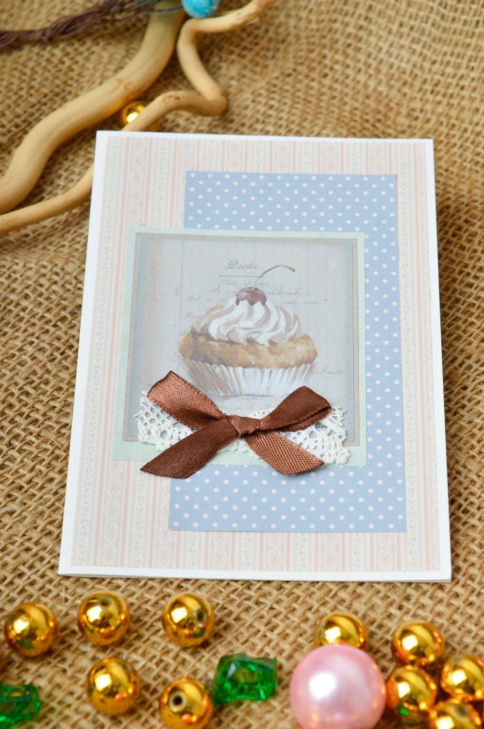 Carte de voeux faite main originale en papier avec gâteau et noeud Petit cadeau photo 1