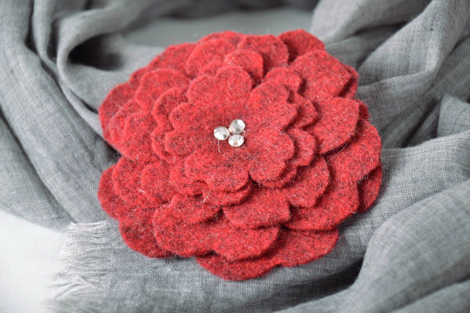 Grande broche fleur rouge faite main en laine photo 1