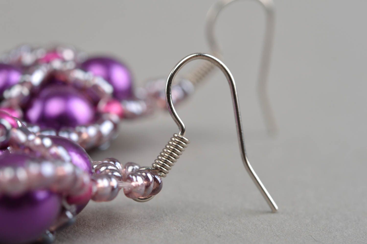 Boucles d'oreilles en perles de rocaille faites main violettes originales photo 4