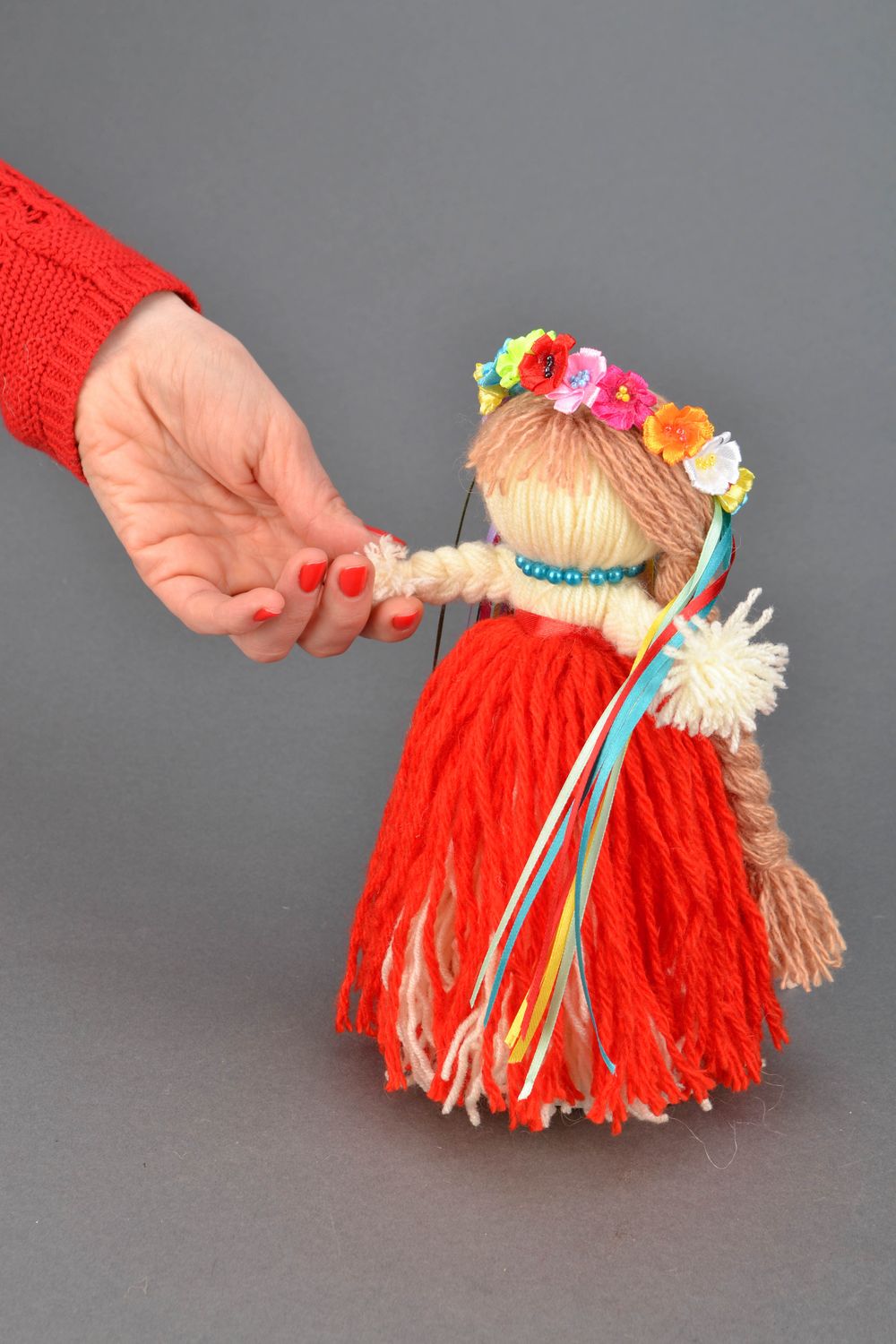 Geflochtene Puppe aus Fäden Ukrainerin foto 1