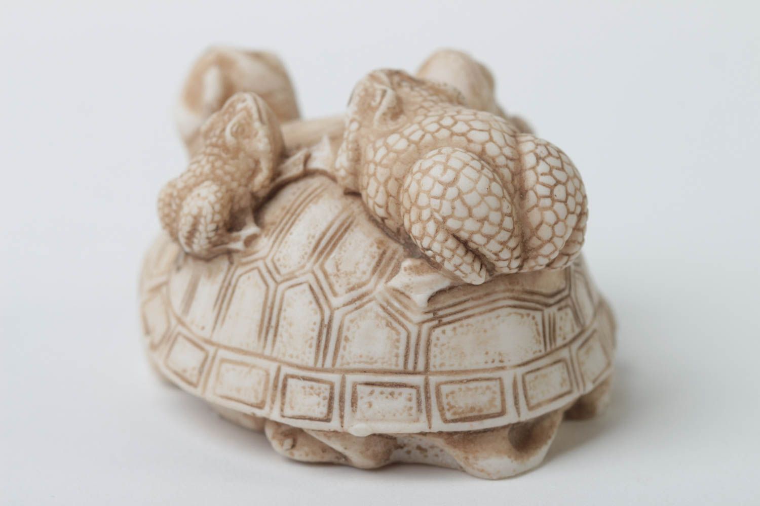 Статуэтка из полимерной смолы ручной работы Черепаха с жабами сувенир на подарок фото 3