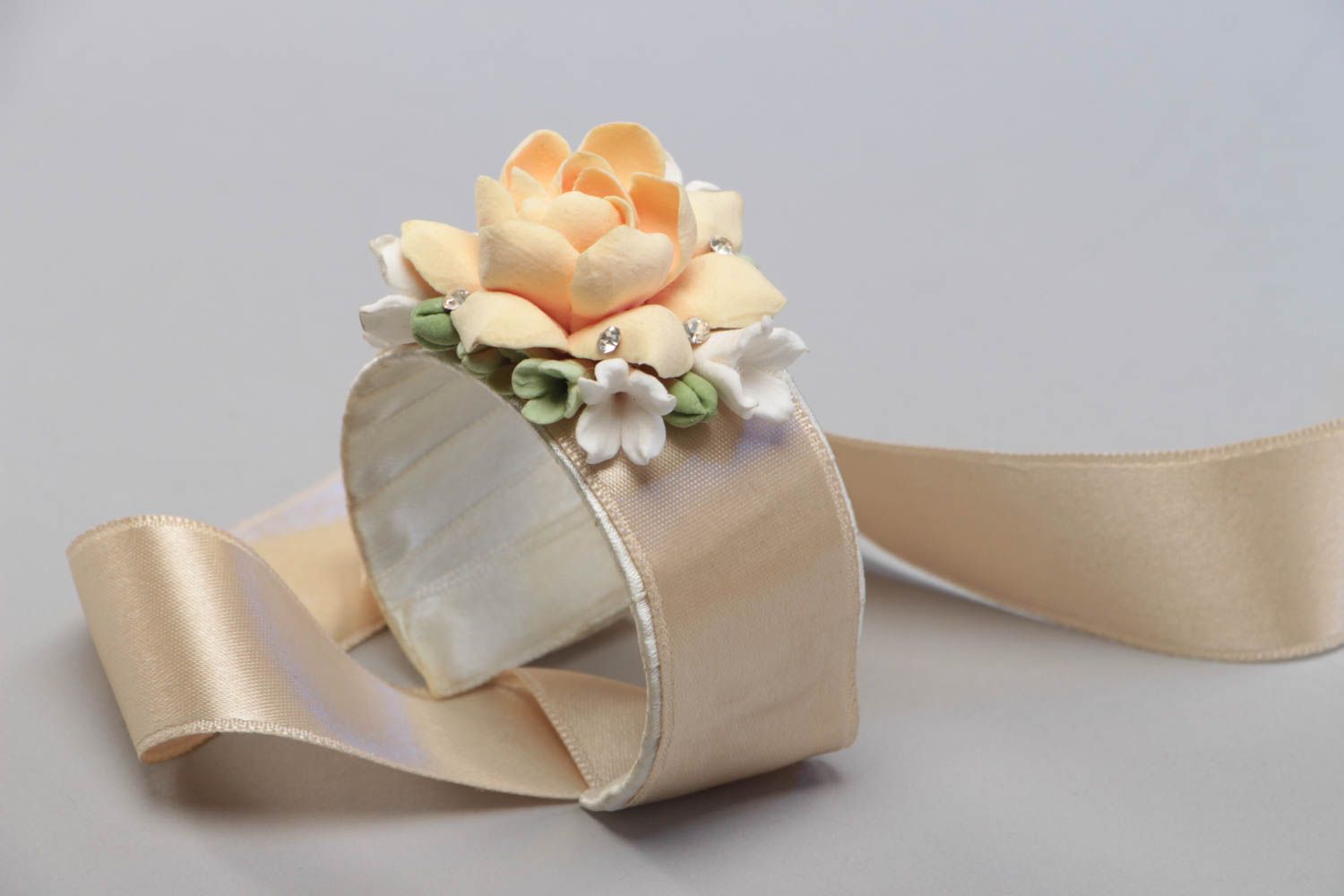 Pulsera de arcilla polimérica y cinta de raso artesanal con flores beige foto 1
