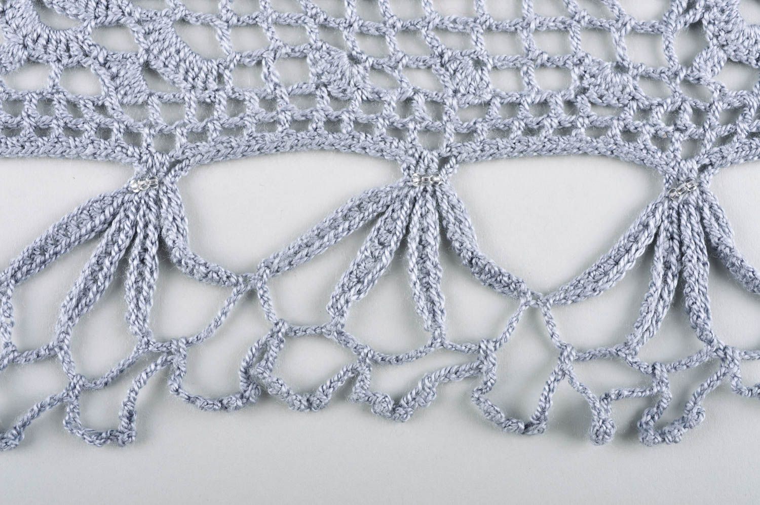 Châle au crochet fait main Écharpe grise fils acryliques ajourée Cadeau femme photo 4