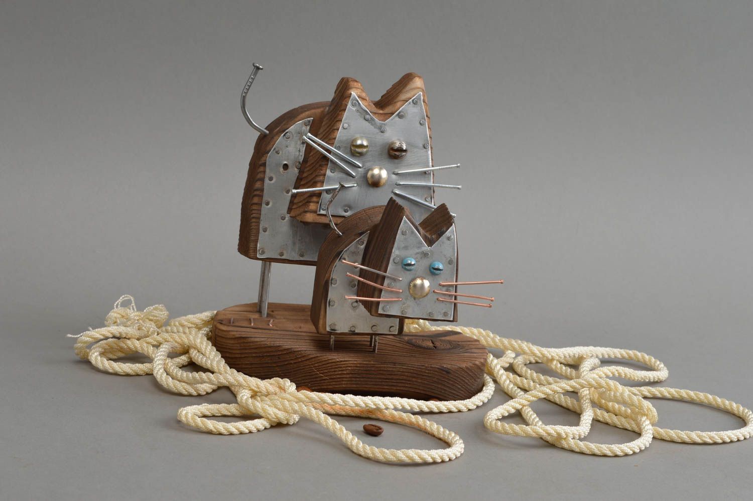 Figurine décorative faite main originale en bois et métal en forme de chats photo 1