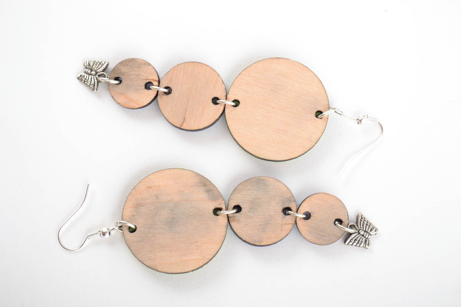Lange bunte Ohrringe aus Holz mit Epoxidharz bedeckt handmade Schmuck  foto 3