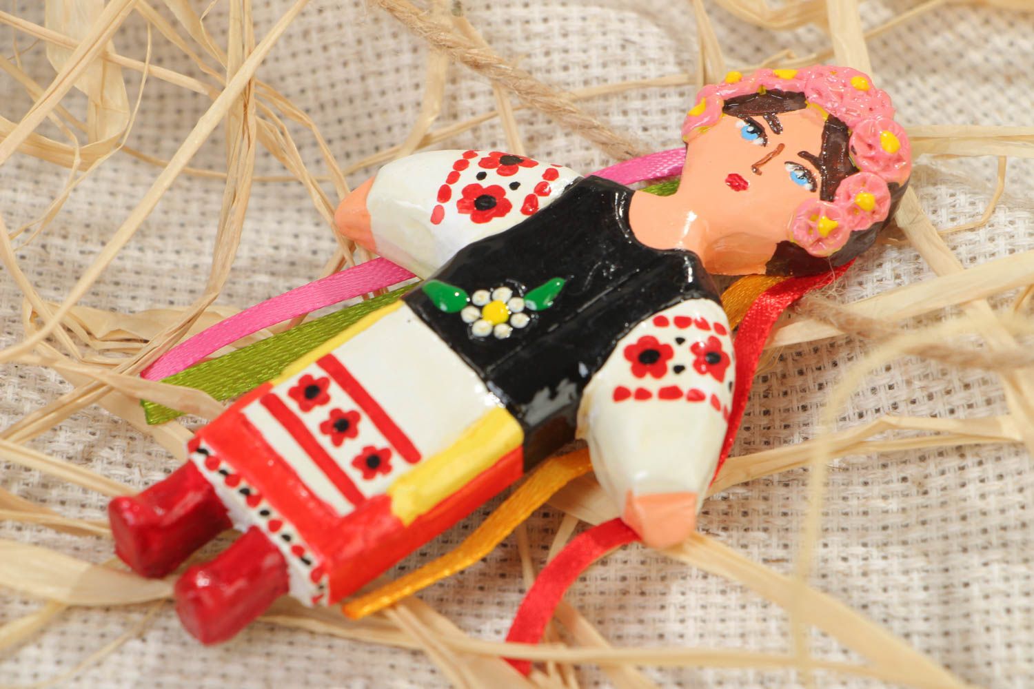 Гипсовый магнит в виде куклы в этническом наряде разноцветный ручная работа фото 1
