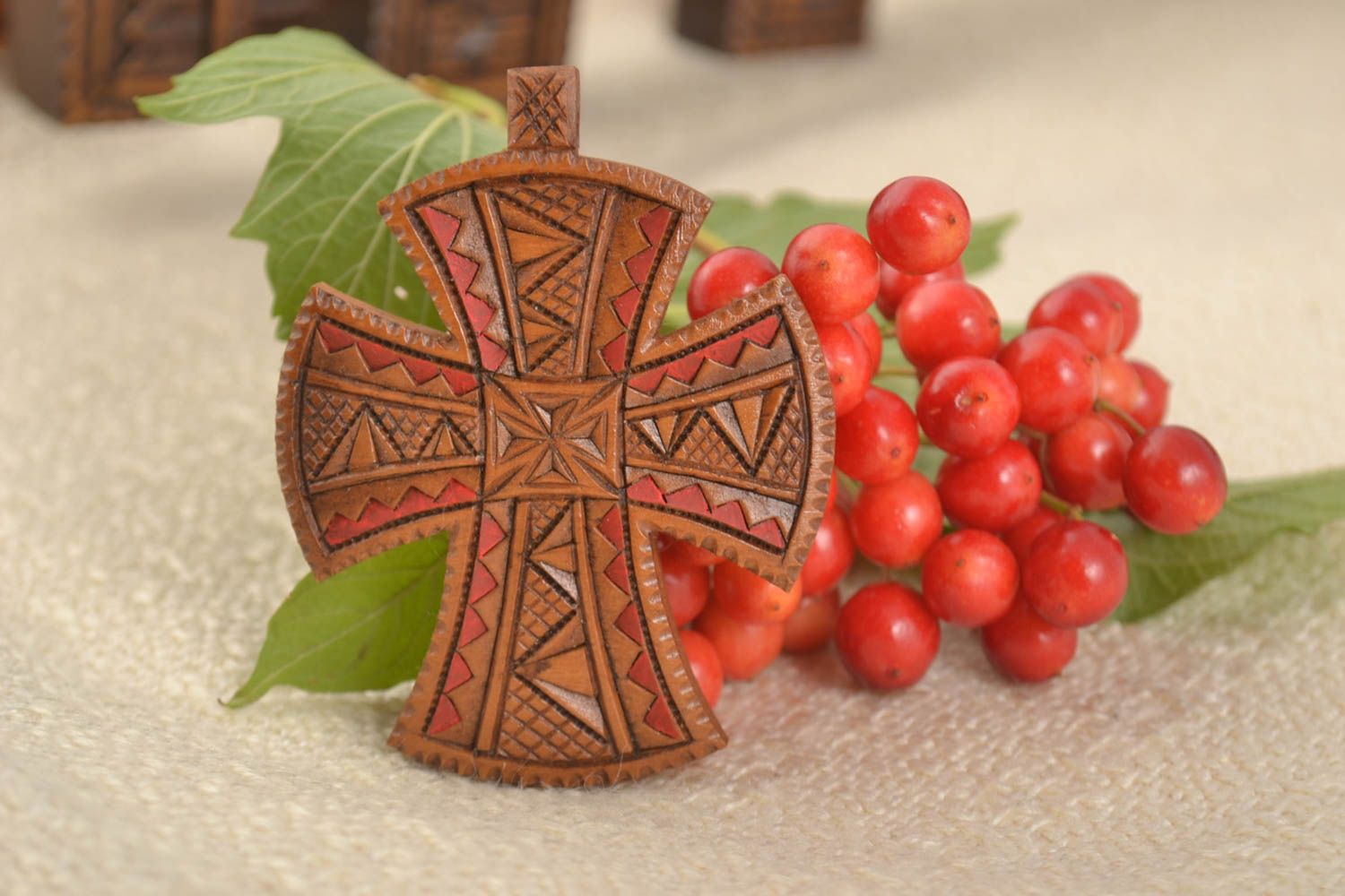 Croce di legno fatta a mano crocetta intagliata accessorio originale in legno  foto 1