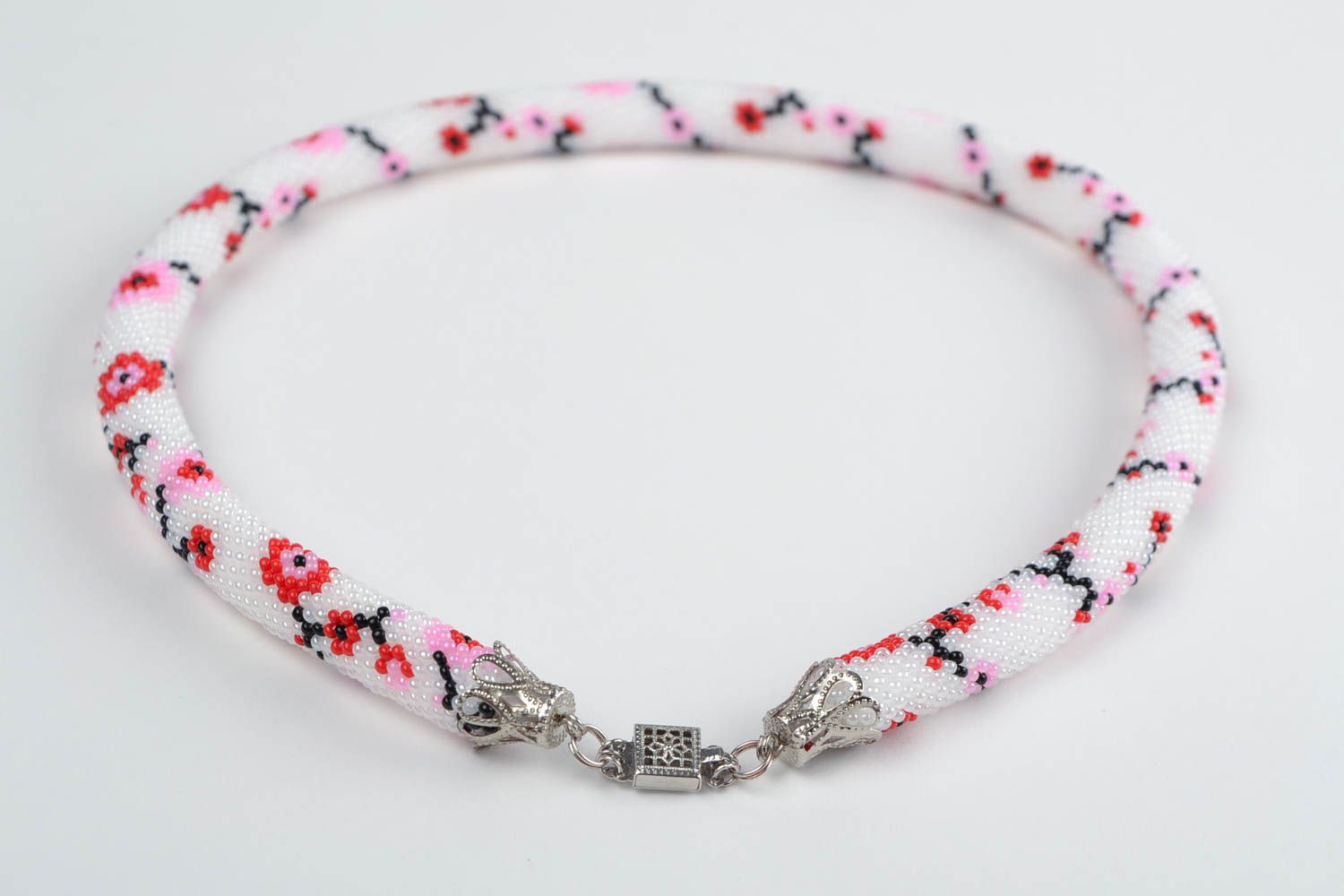 Joli collier en perles de rocaille tricoté au crochet fait main Sakura photo 5