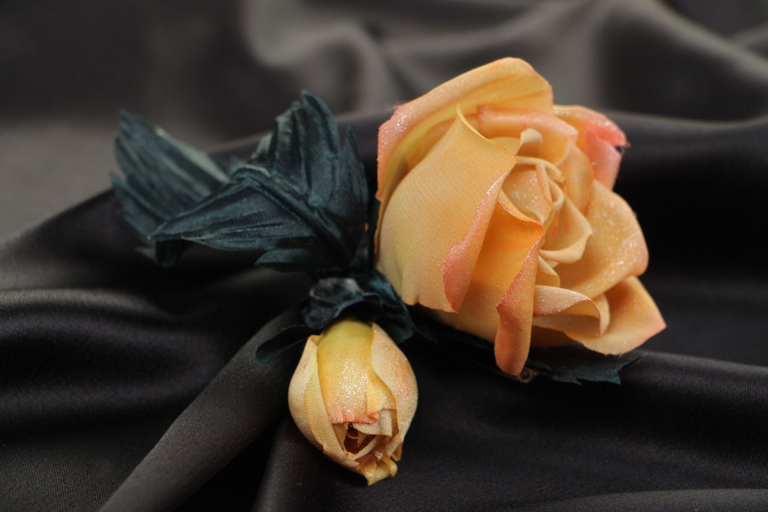 Текстильная брошь в виде желтых роз из натурального шелка и атласа ручной работы фото 1