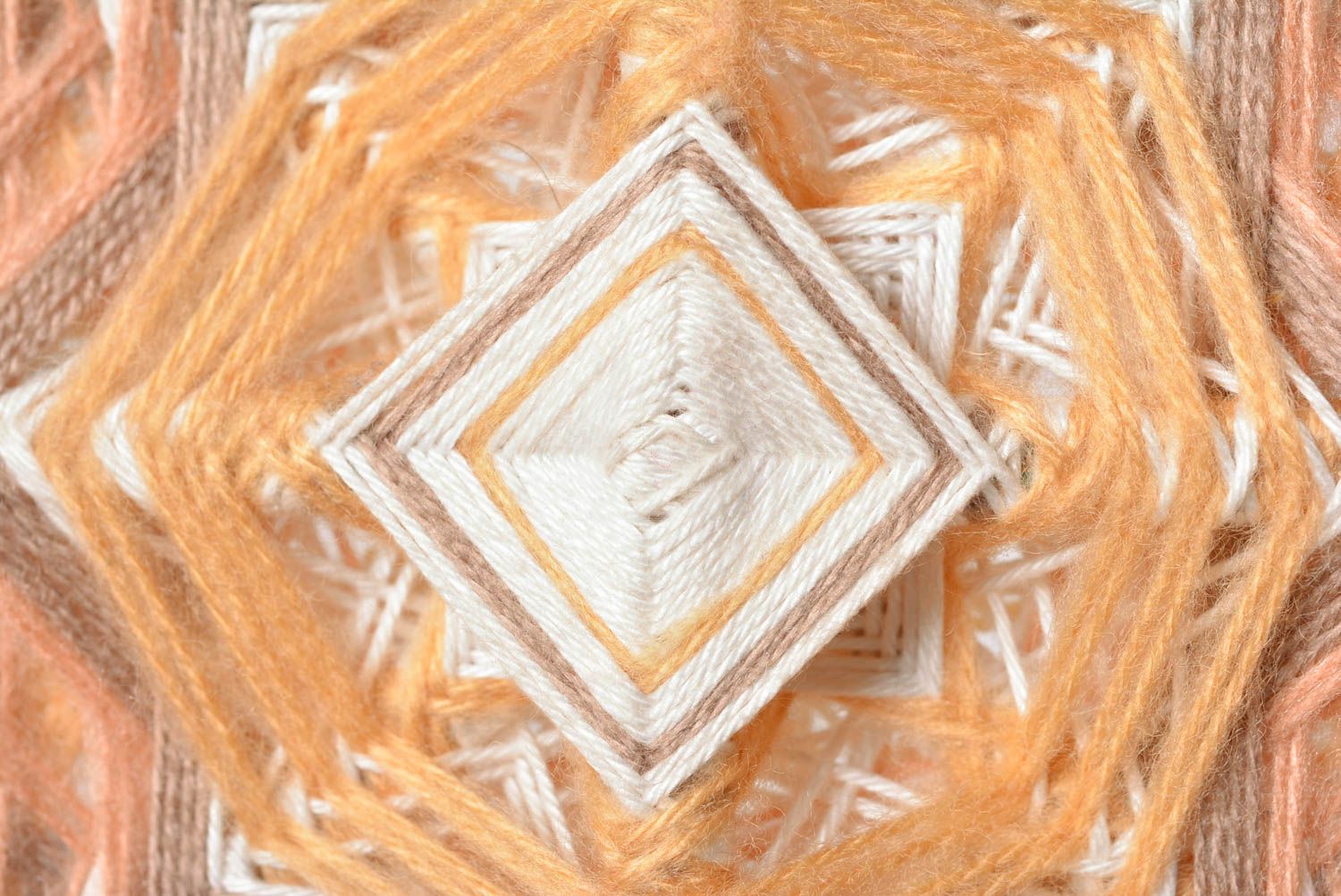 Настенный декор ручной работы мандала из ниток красивая панно на стену фото 4