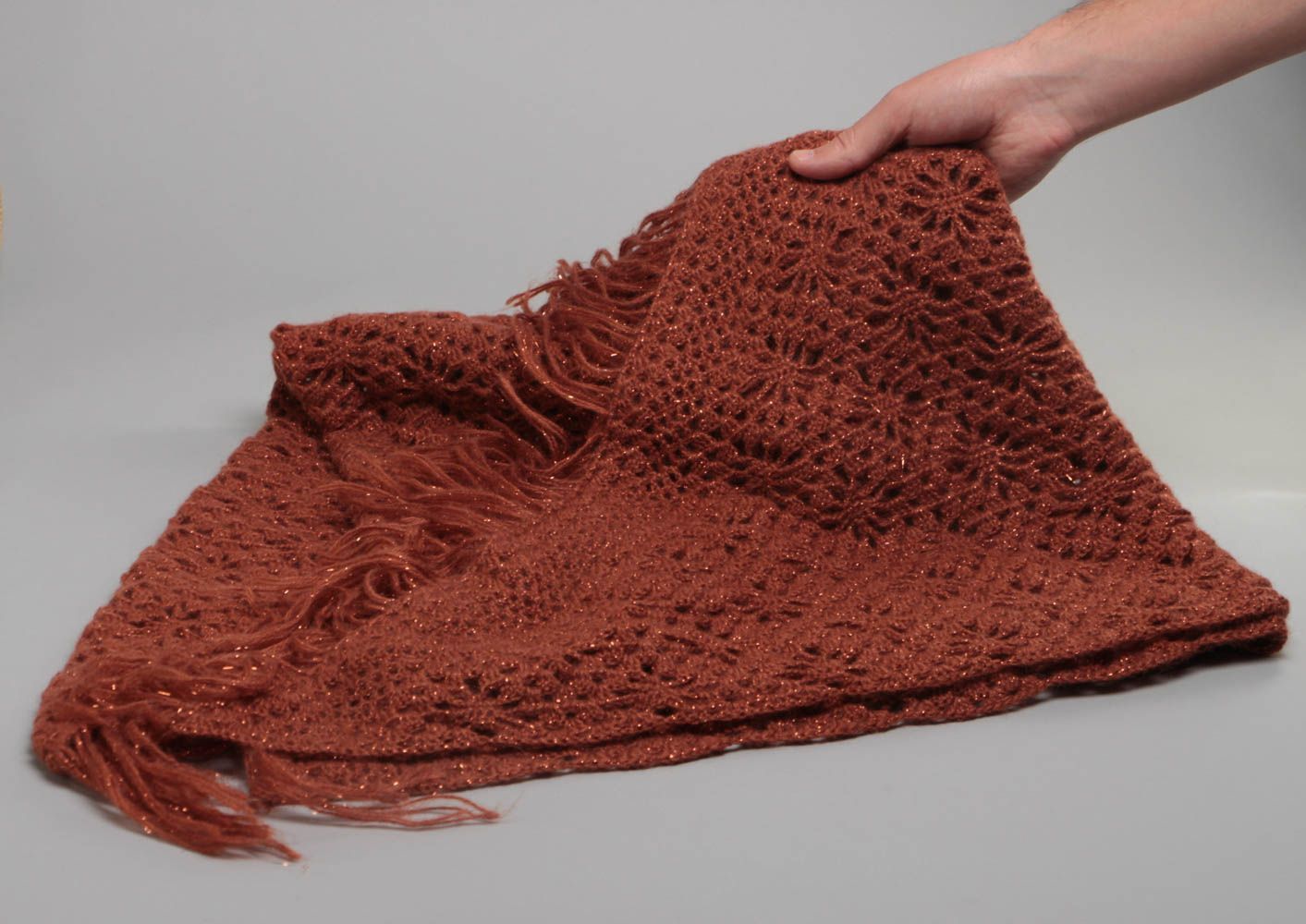 Durchbrochener brauner langer handgemachter Schal für Frauen stilvoll foto 5