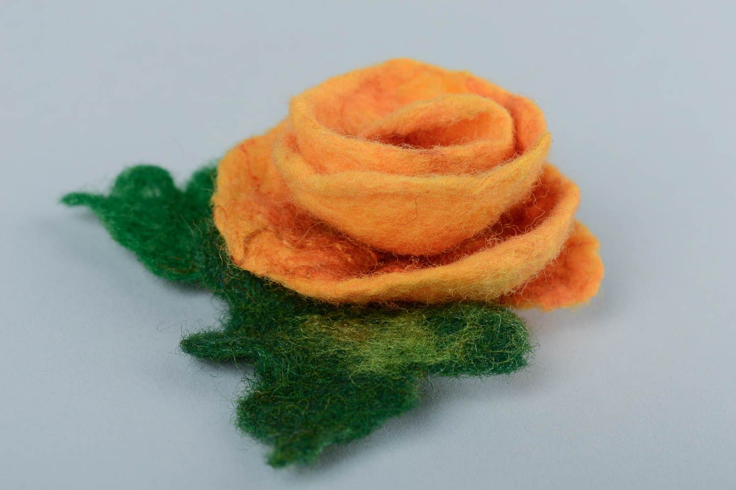 Брошь в технике валяния из шерсти в виде цветка нежная роза оранжевая хэнд мейд  фото 3