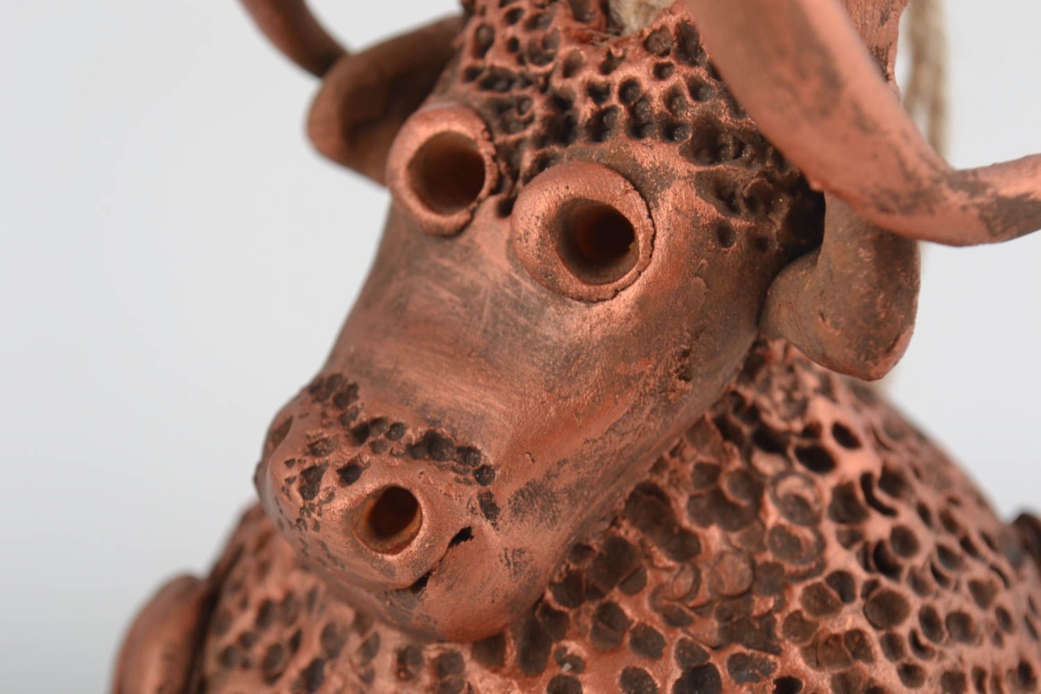 Глиняный колокольчик в виде барана расписной коричневый ручной работы фото 4