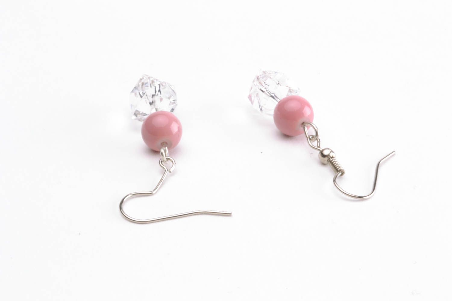 Boucles d'oreilles avec perles de verre roses photo 2