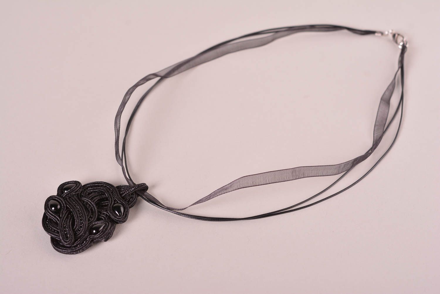 Halskette mit Anhänger handgefertigt Soutache Schmuck Frauen Geschenk schwarz foto 1