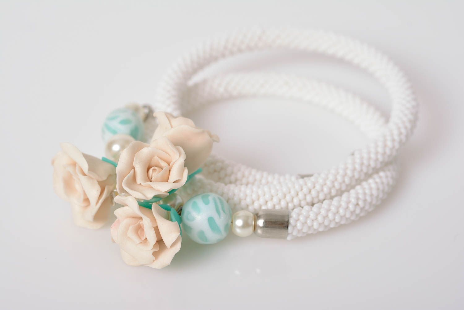 Bracelet en perles de rocaille avec fleurs en pâte polymère blanc fait main photo 1