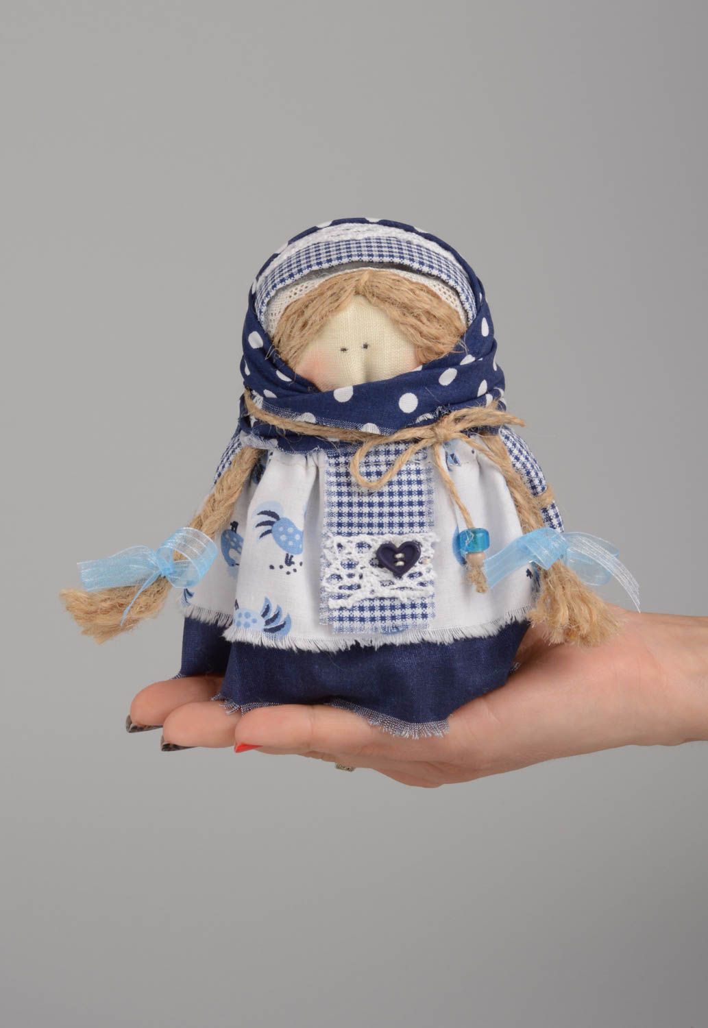 Игрушка кукла из ткани в платке для декора дома небольшая светлая ручной работы фото 5