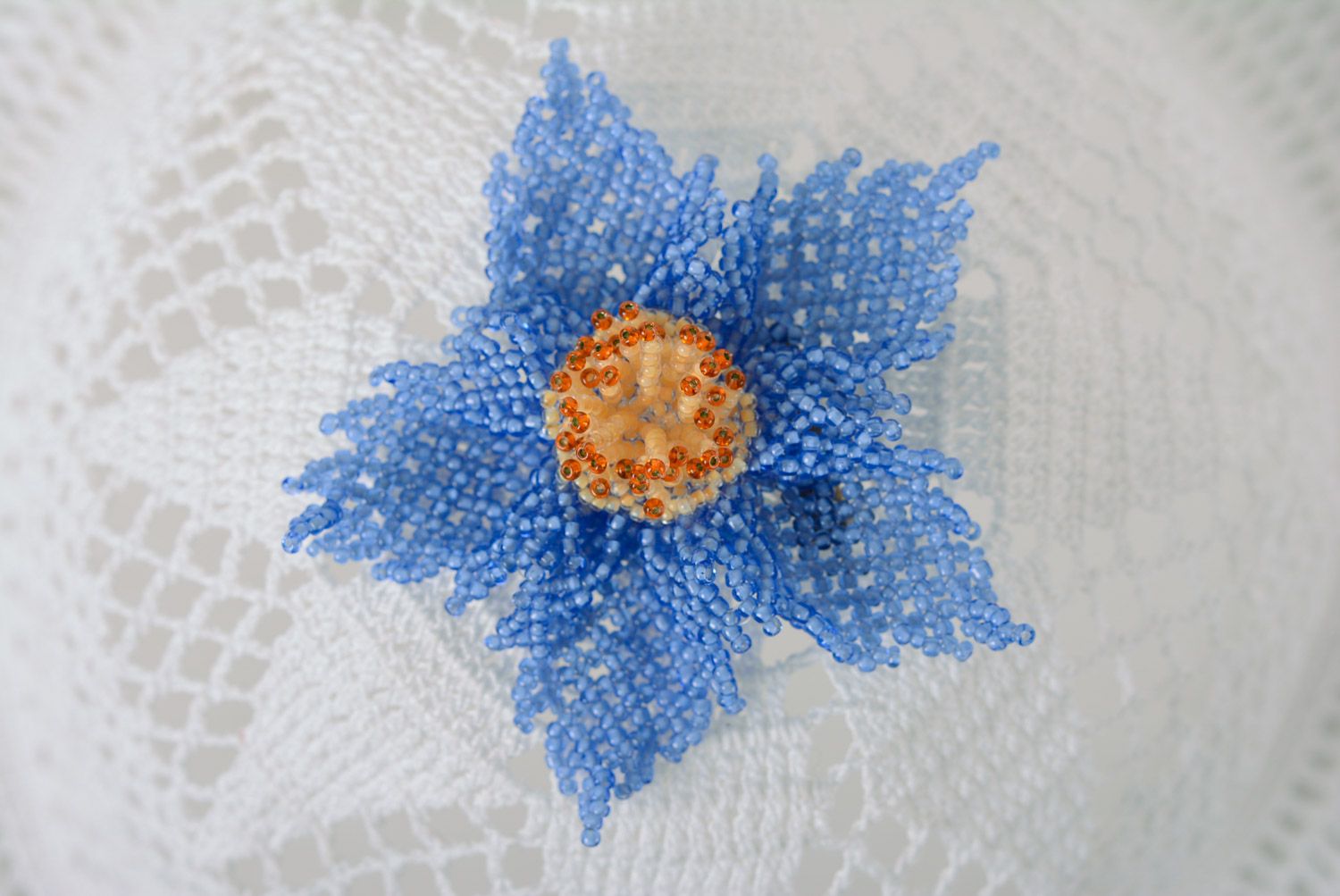 Бисерная брошь ручной работы красивая в виде голубого цветка фото 3