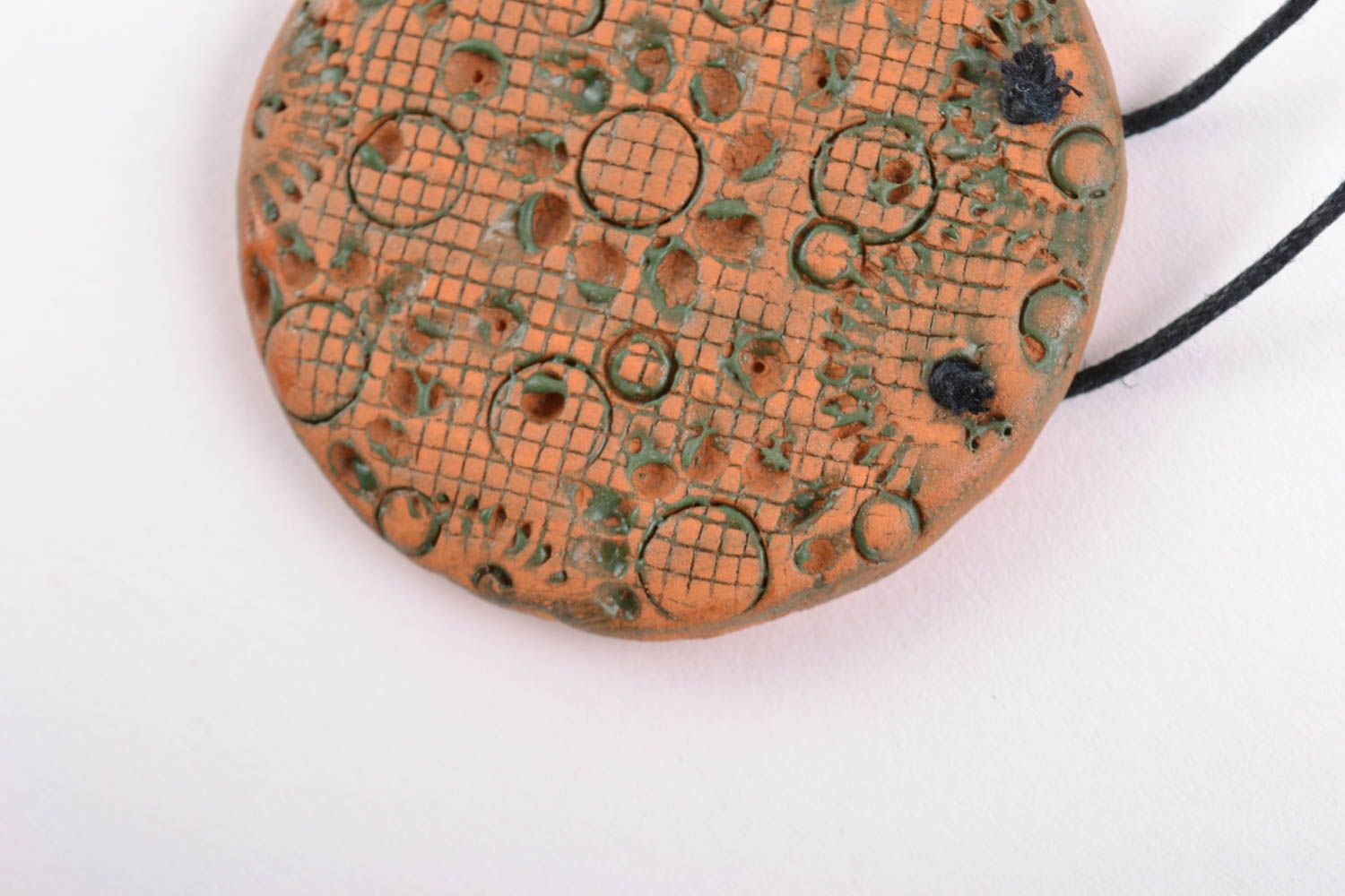 Pendentif en argile fait main ethnique design original rond peint avec motif photo 3