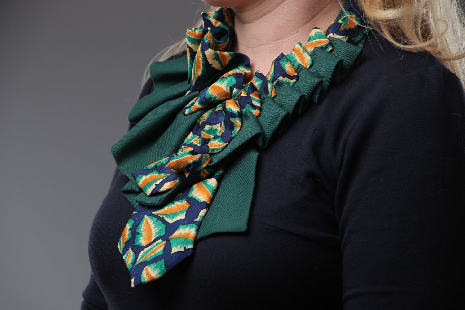 Текстильное колье из галстука оригинальное женское украшение зеленое фото 5