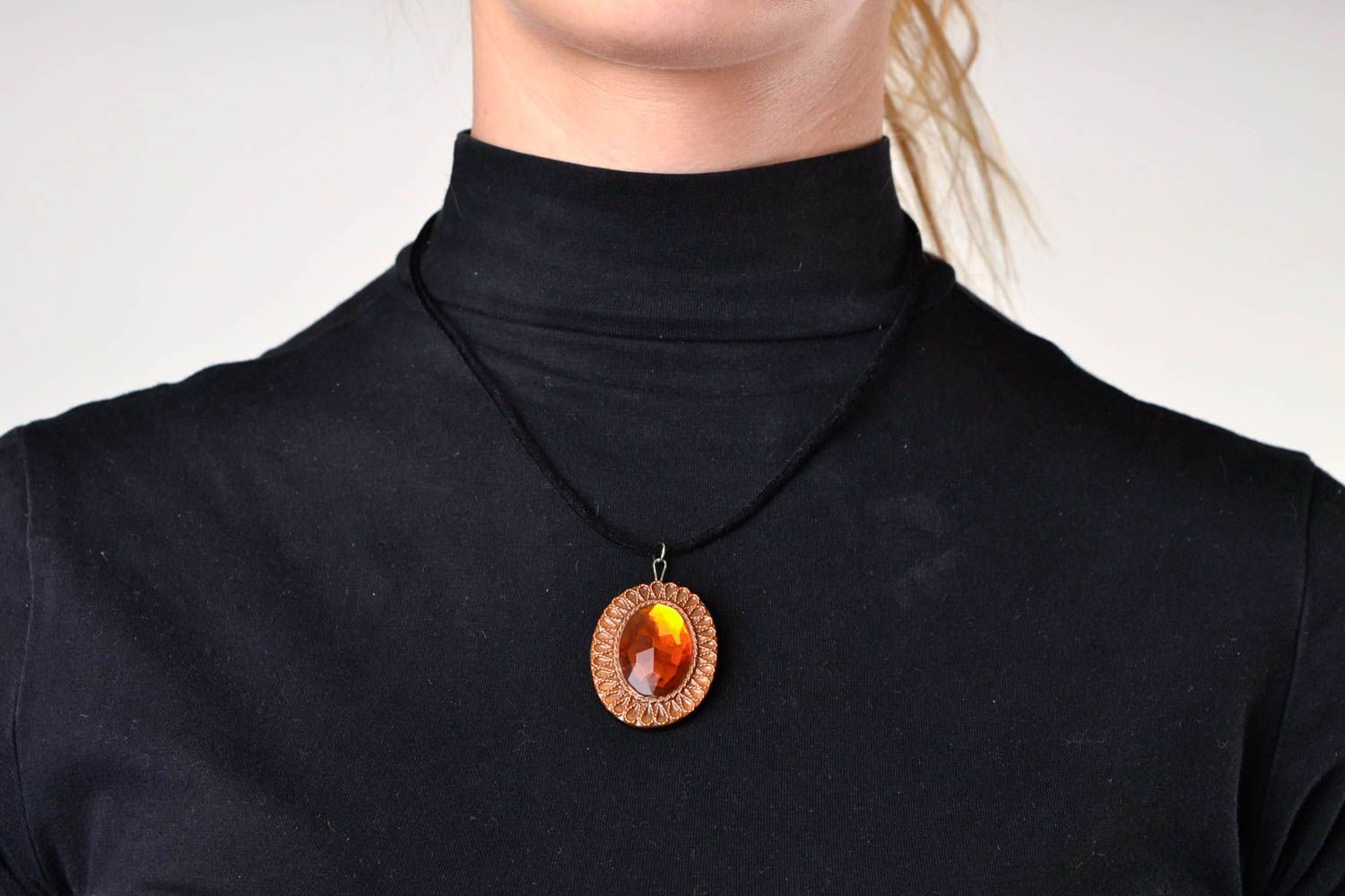 Pendentif design Bijoux fait main en bois avec strass ovale Accessoire femme photo 1