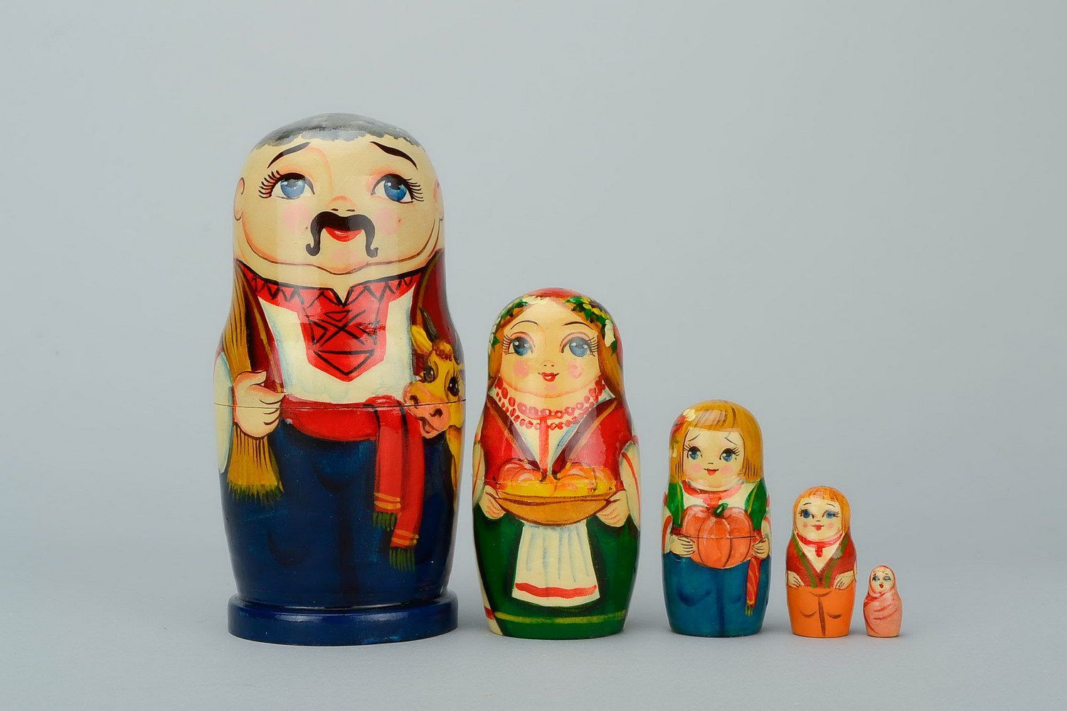 Matrioshka hecha a mano Cosaco con novillo Matrioshka es la muñeca de madera con vestido ruso campesino, que contiene otras de menor tamaño foto 5