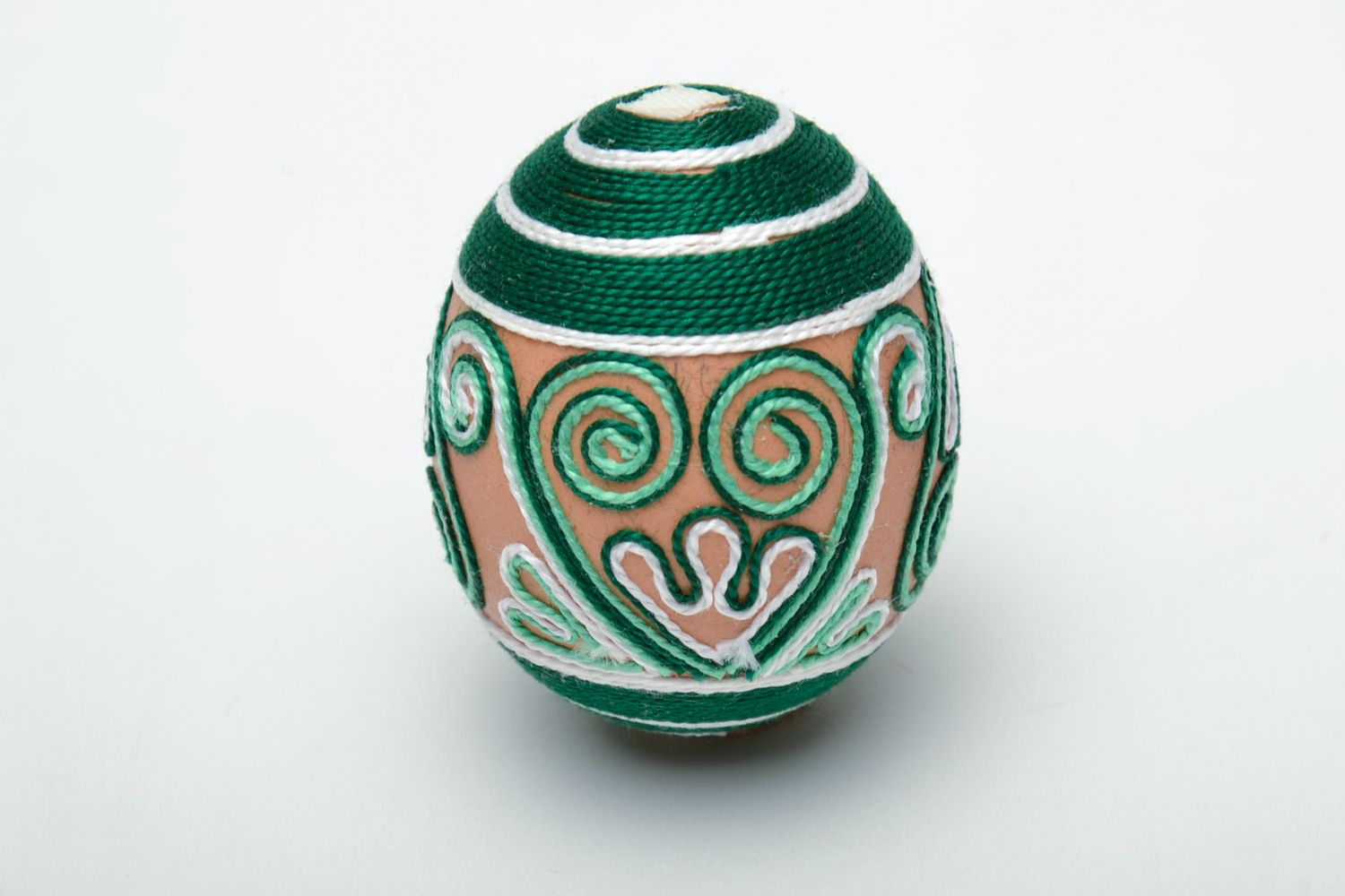 Bel oeuf de Pâques fait main original décoré de fils en soie de couleur verte photo 3